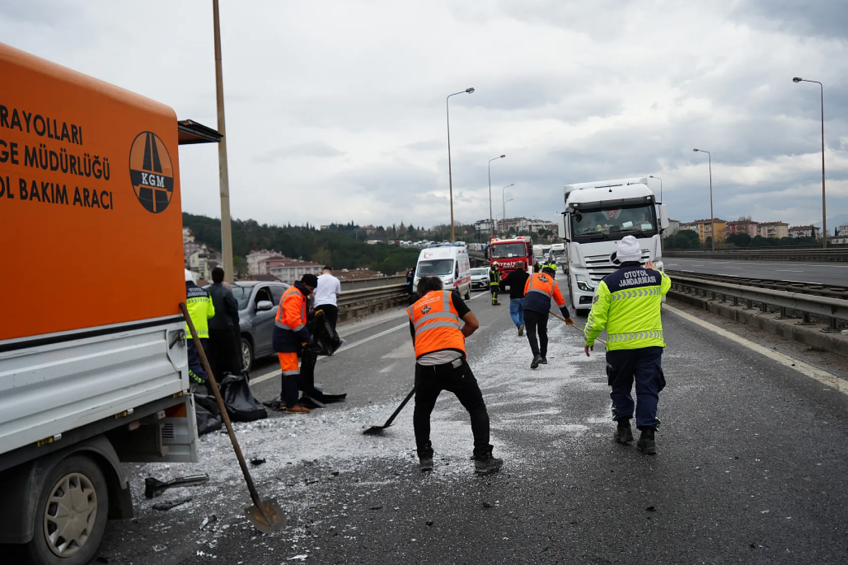 TEM Otoyolu'nda yola dökülen atıklar sonucu zincirleme kaza, 7 araç birbirine girdi