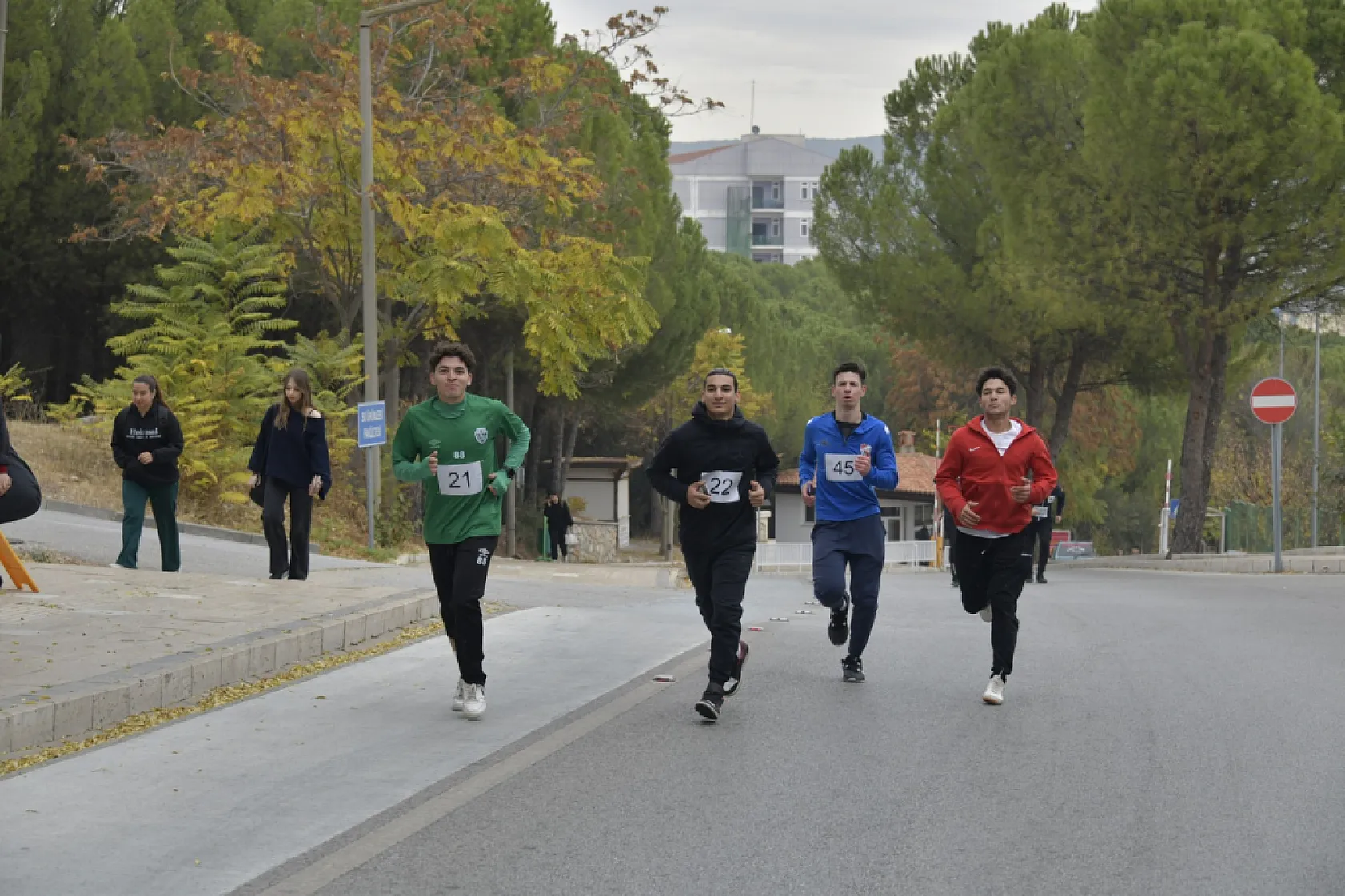 MSKÜ'de Atatürk'e Saygı İçin Koştular