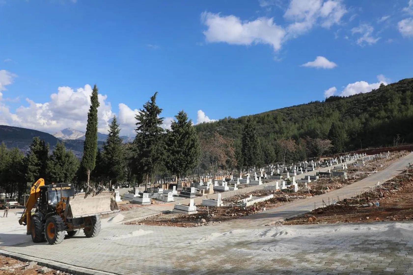 1430 mezarlık alanda çalışmalar sürüyor