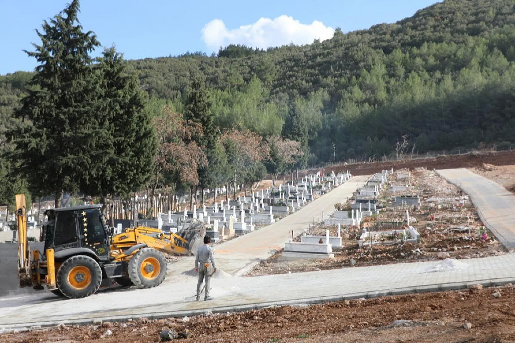1430 mezarlık alanda çalışmalar sürüyor