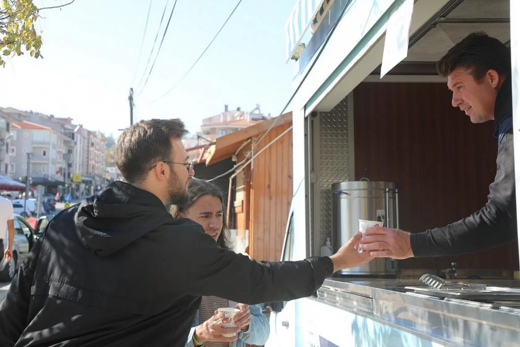 Büyükşehir Çorba İkramı ile Öğrencilerin İçini Isıtıyor