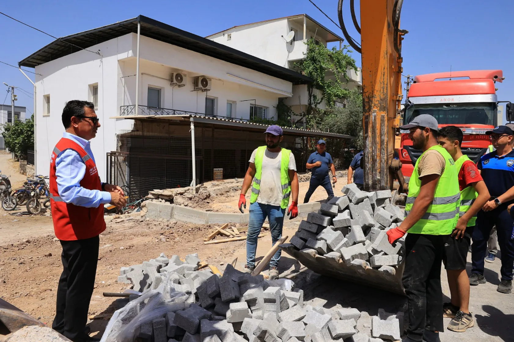 Büyükşehir Ekipleri Vatandaşların Güvenli Seyahati için Yollarda
