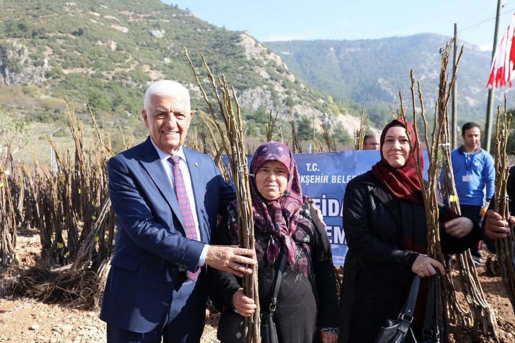 Büyükşehir'den üreticilere  meyve fidanı dağıtımı