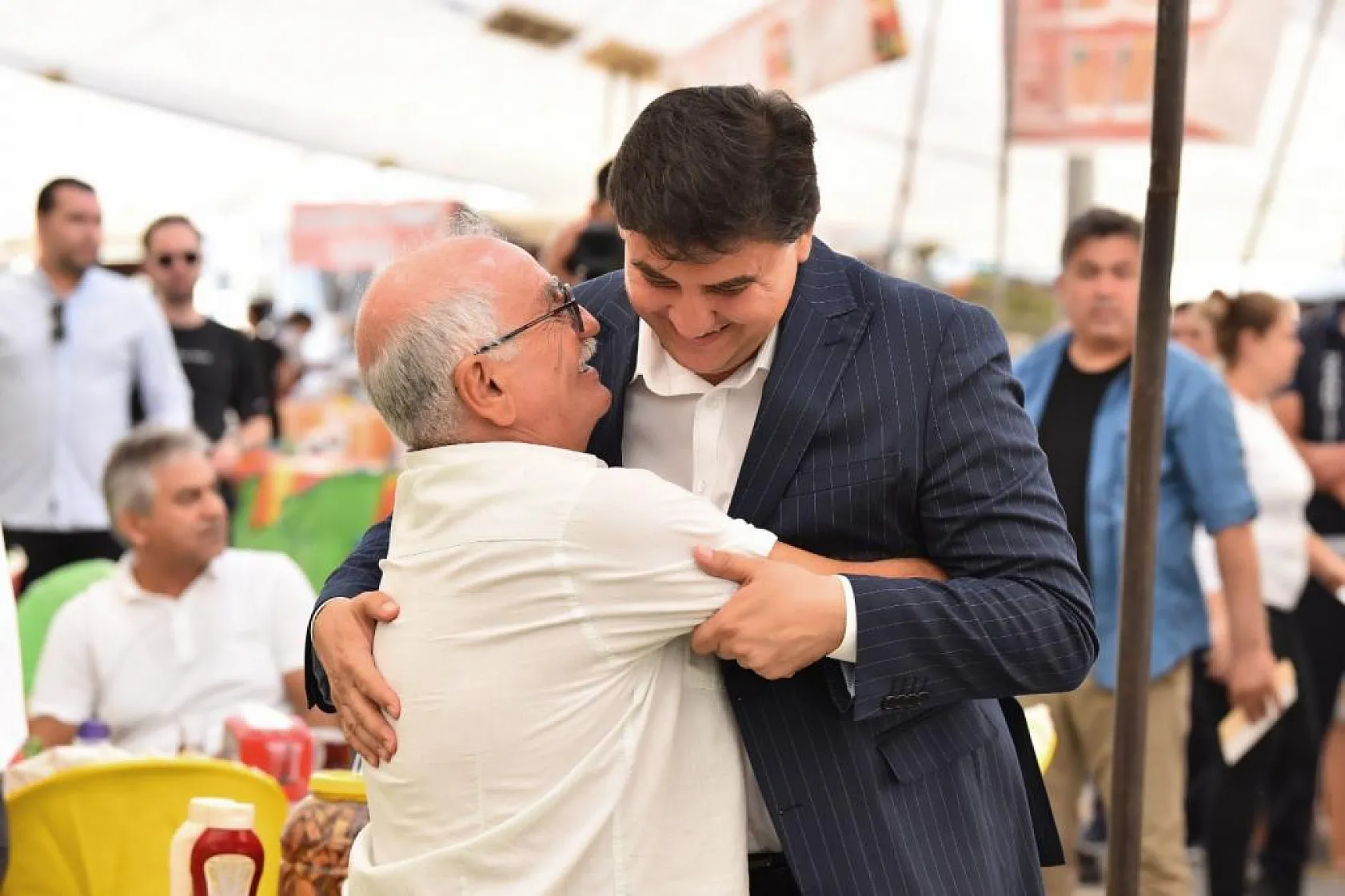 Başkan Karaca Salı Pazarı'nda