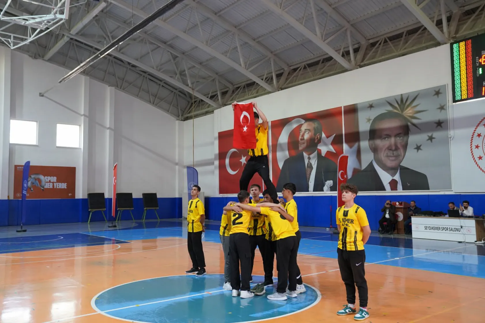 Seydikemer'de 100 Metrelik Türk Bayrağı İle Cumhuriyet Kutlaması