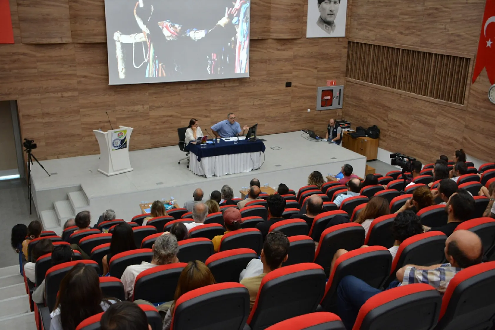 Büyükşehir'in Felsefe ve Yaşam Akademisi Yerel Yönetimlerde Bir İlk Olarak Dikkat Çekiyor