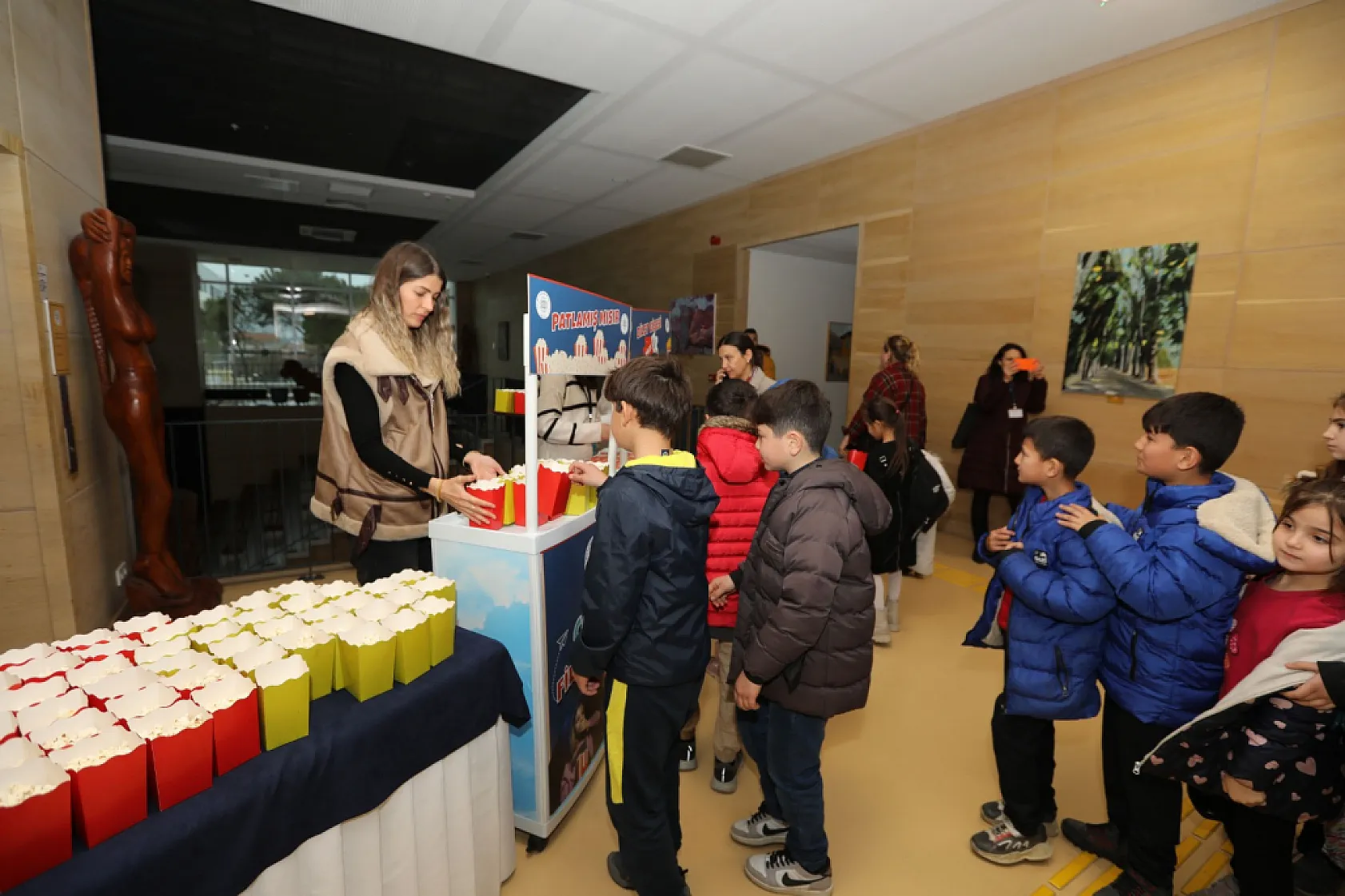 Başkan Aras'tan Çocuklara Sinema Hediyesi
