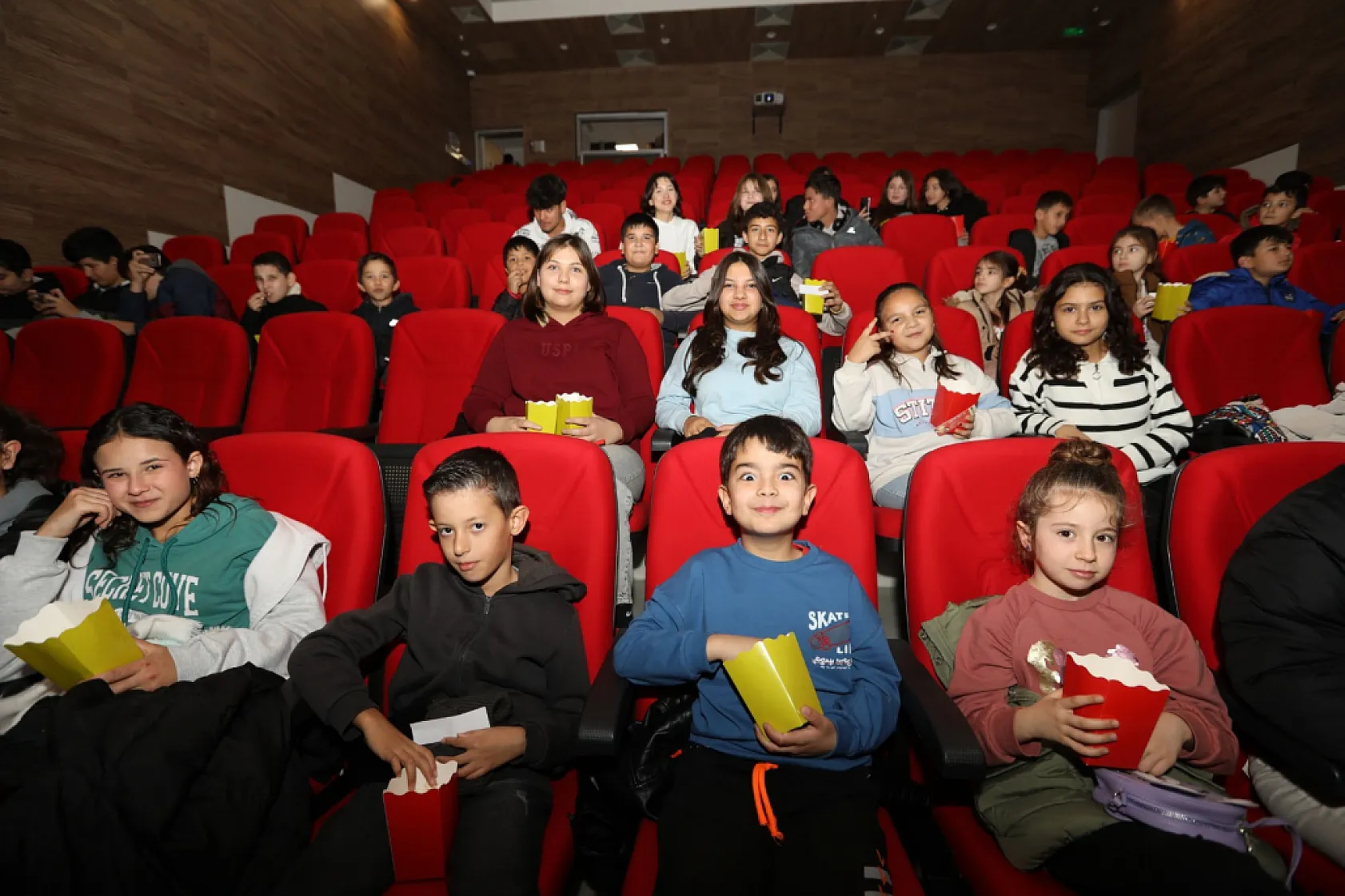 Başkan Aras'tan Çocuklara Sinema Hediyesi
