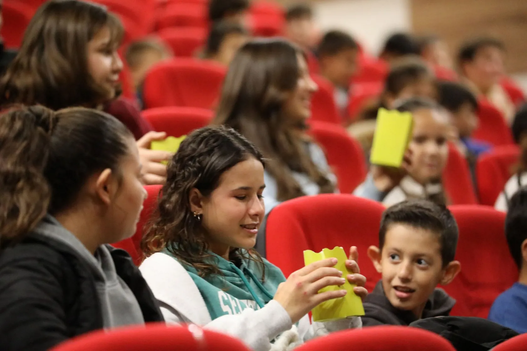 Başkan Aras'tan Çocuklara Sinema Hediyesi