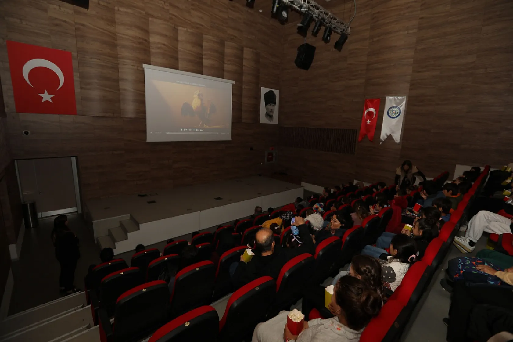 Başkan Aras'tan Çocuklara Sinema Hediyesi