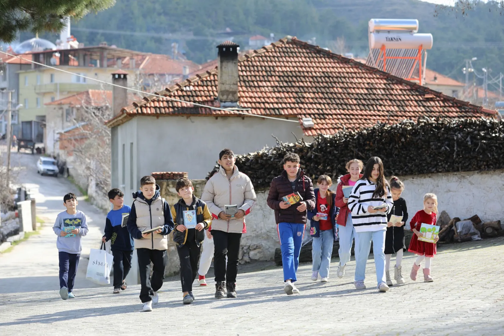 Muğla Büyükşehir'den Kırsaldaki Çocuklara Kitap Desteği