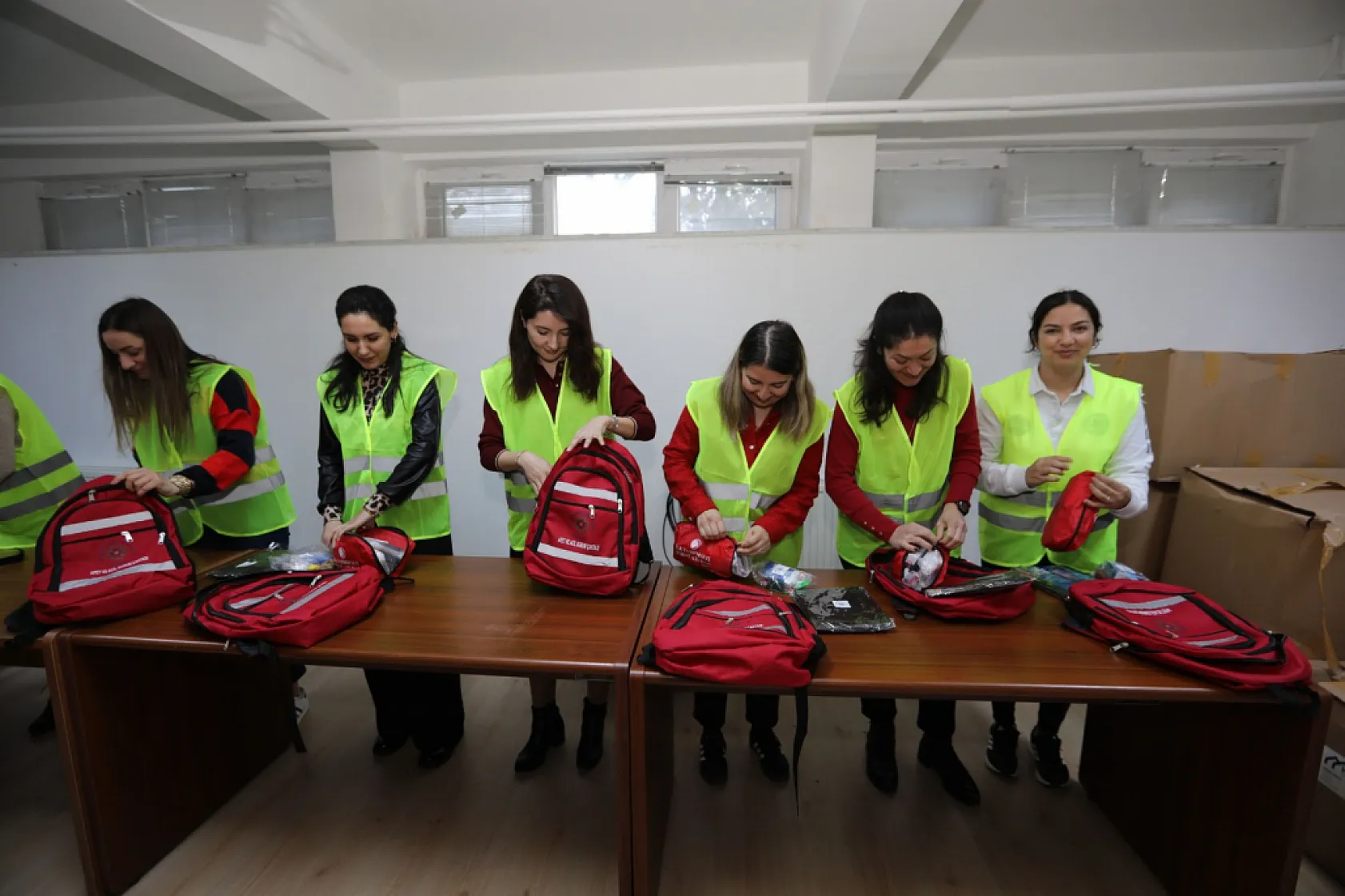 Büyükşehir Belediyesi'nden deprem çantası 'Bu çantada hayat var'