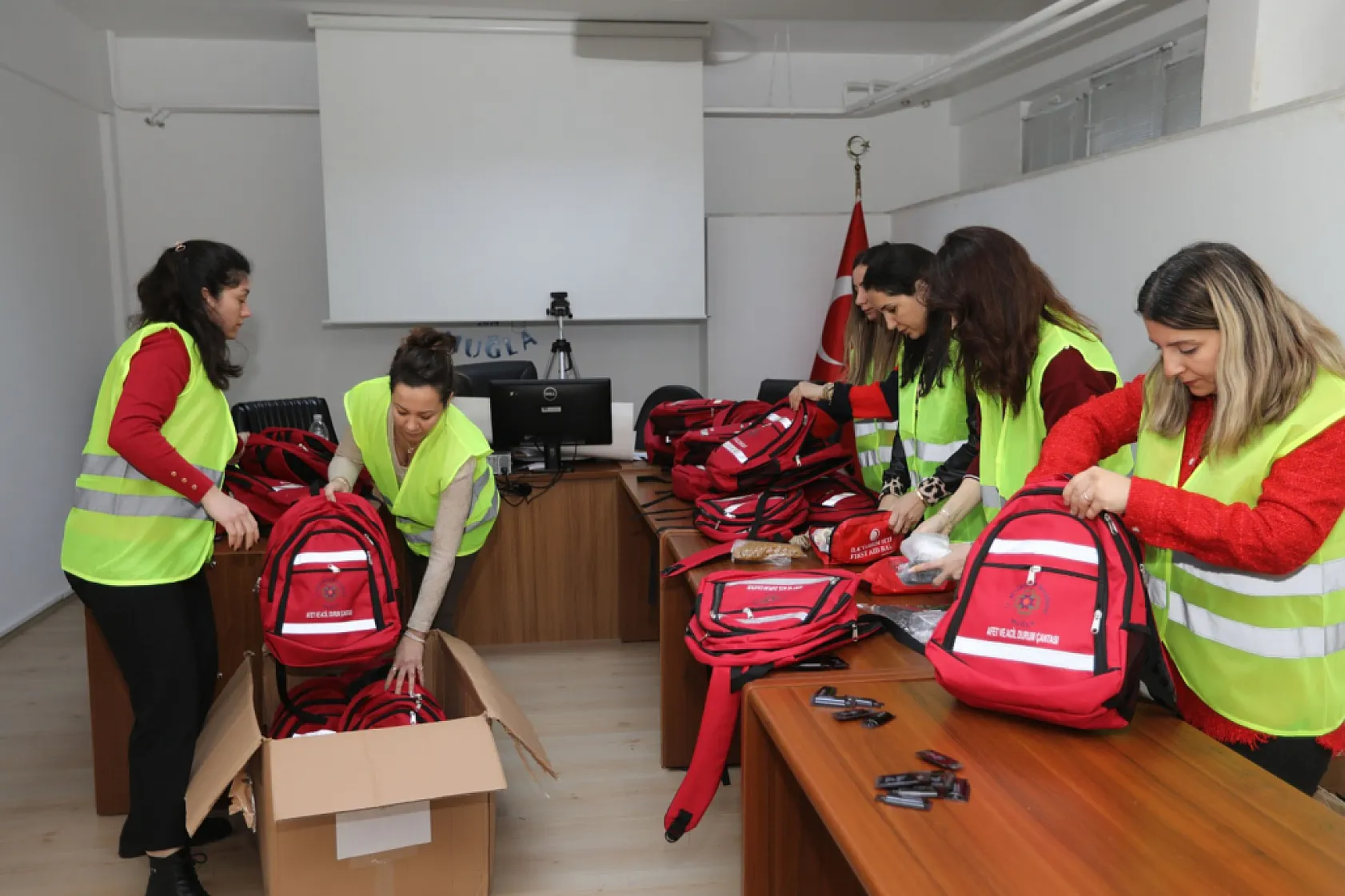Büyükşehir Belediyesi'nden deprem çantası 'Bu çantada hayat var'