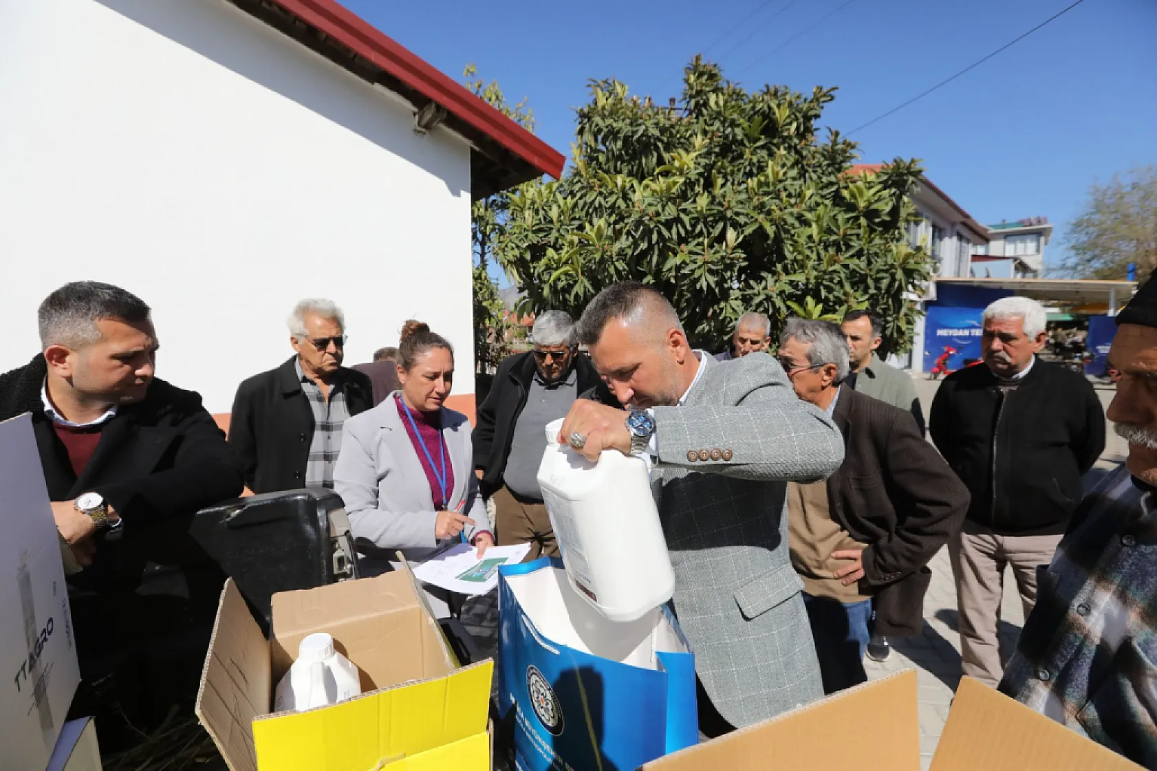 Muğla Büyükşehir'den dondan zarar gören üreticilere destek