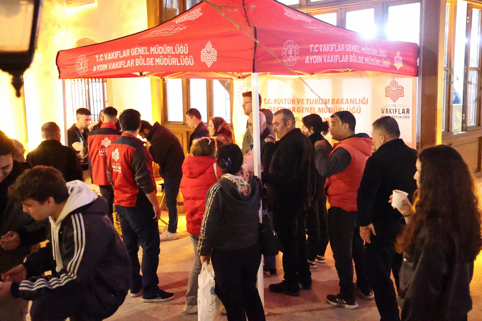 Aydın Vakıflar Bölge Müdürlüğü'nden Kadir Gecesi'nde anlamlı ikram