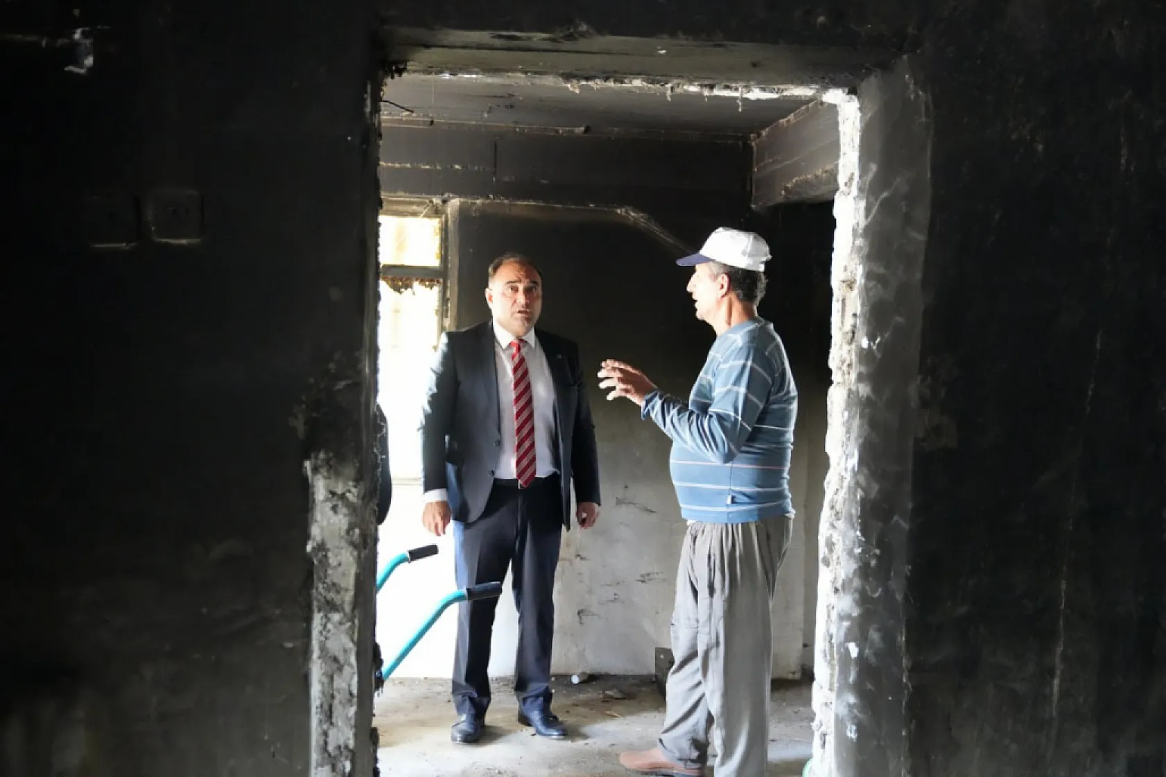 Başkan Akdenizli Evi Yanan Aileyi Ziyaret Etti