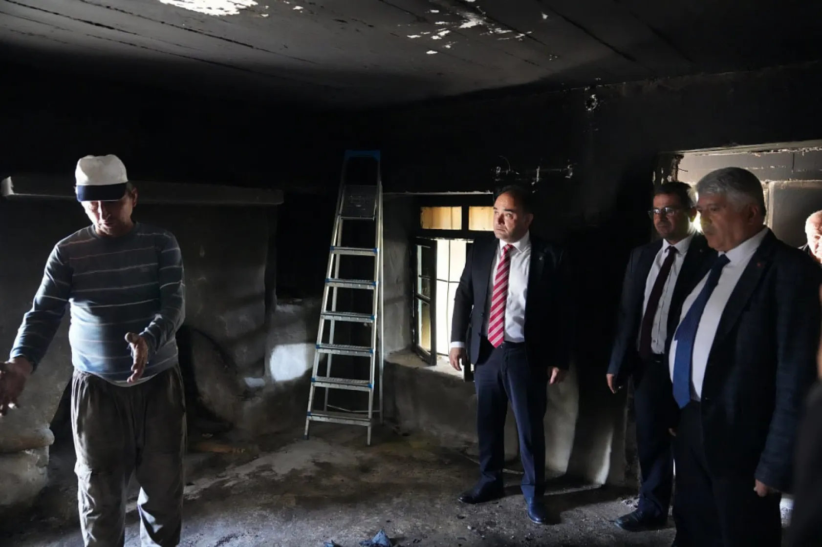 Başkan Akdenizli Evi Yanan Aileyi Ziyaret Etti