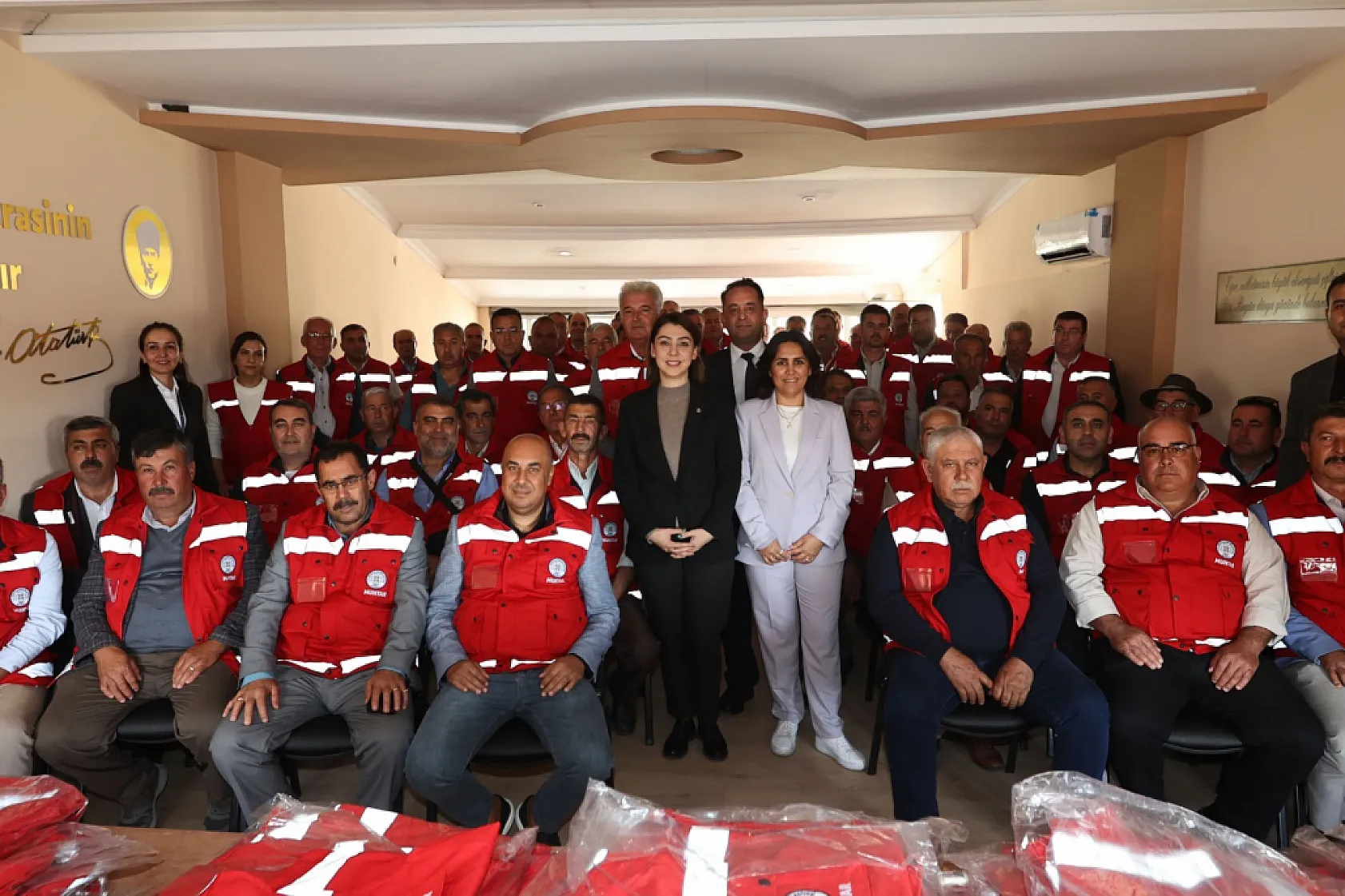 Muğla Büyükşehir'den 574 Muhtara Özel Yelek Dağıtımı Başladı