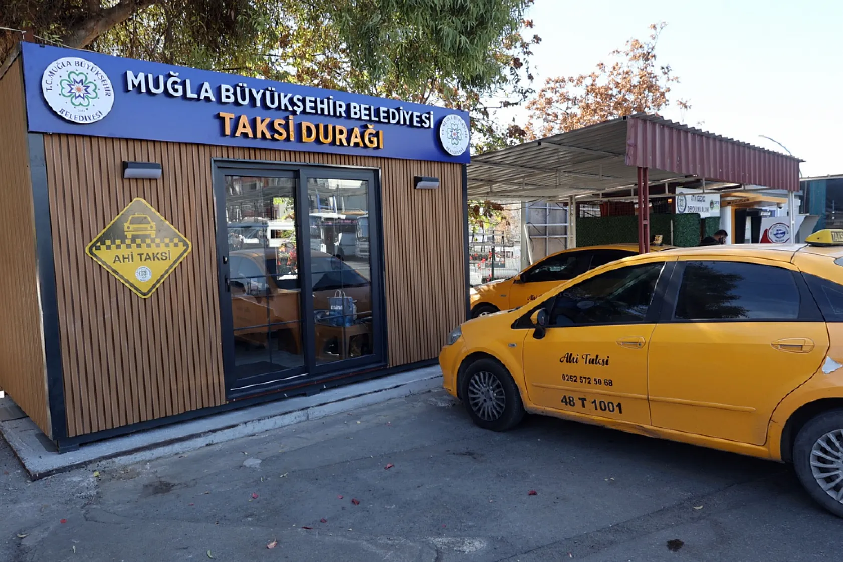 Muğla Büyükşehir Kendi Üretimi Olan Taksi Duraklarını Hizmete Sunuyor