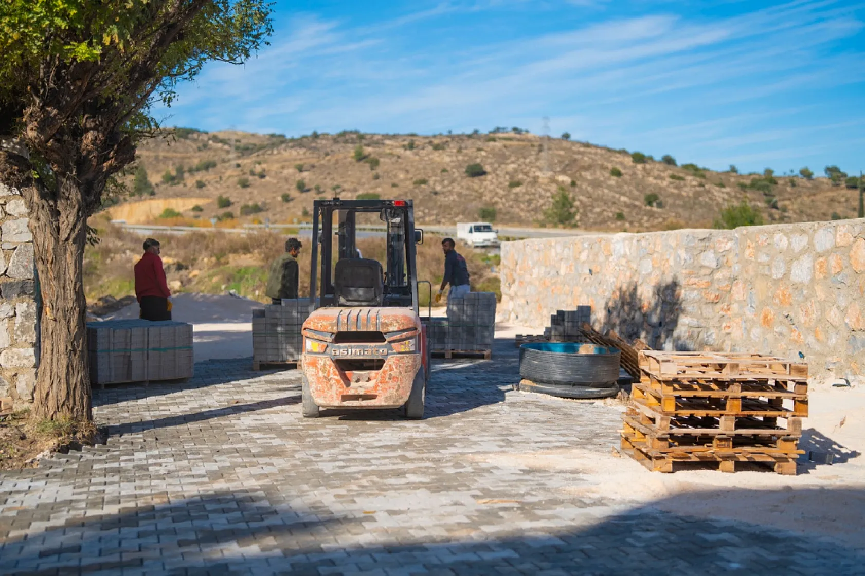 Milas Belediyesi bozulan yollarda bakım ve onarım çalışmalarını sürdürüyor