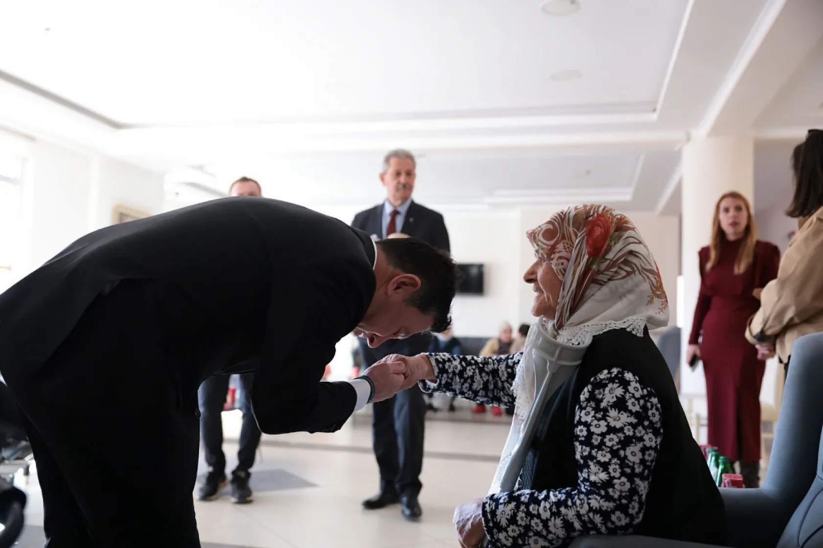 Başkan Aras'tan Yaşamevi'ni Mutlu Eden Ziyaret
