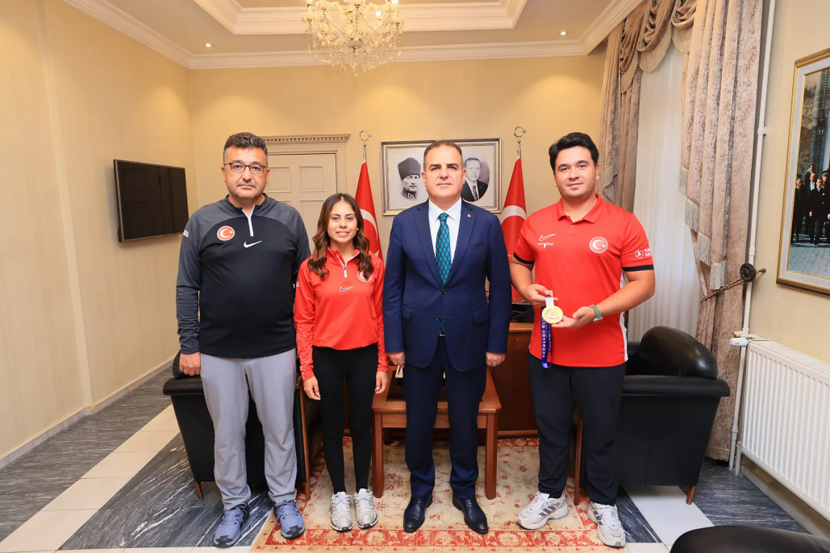 Vali Akbıyık'tan Muğlalı Milli Okçu Emircan Haney'e oy desteği