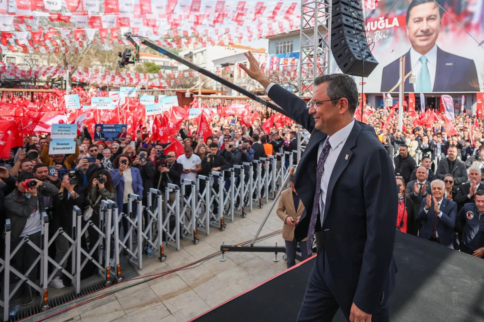 CHP Genel Başkanı Özgür Özel Muğla'ya Geliyor: Milas'ta 'Millet İradesine Sahip Çıkıyor' Mitingi