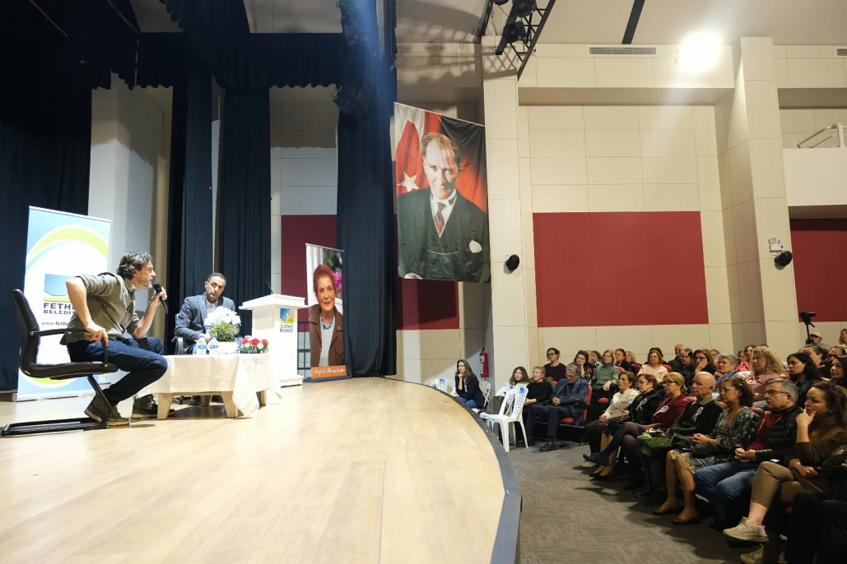 Fethiye'de 'Eğitimde Güncel Sorunlar' konferansına yoğun ilgi