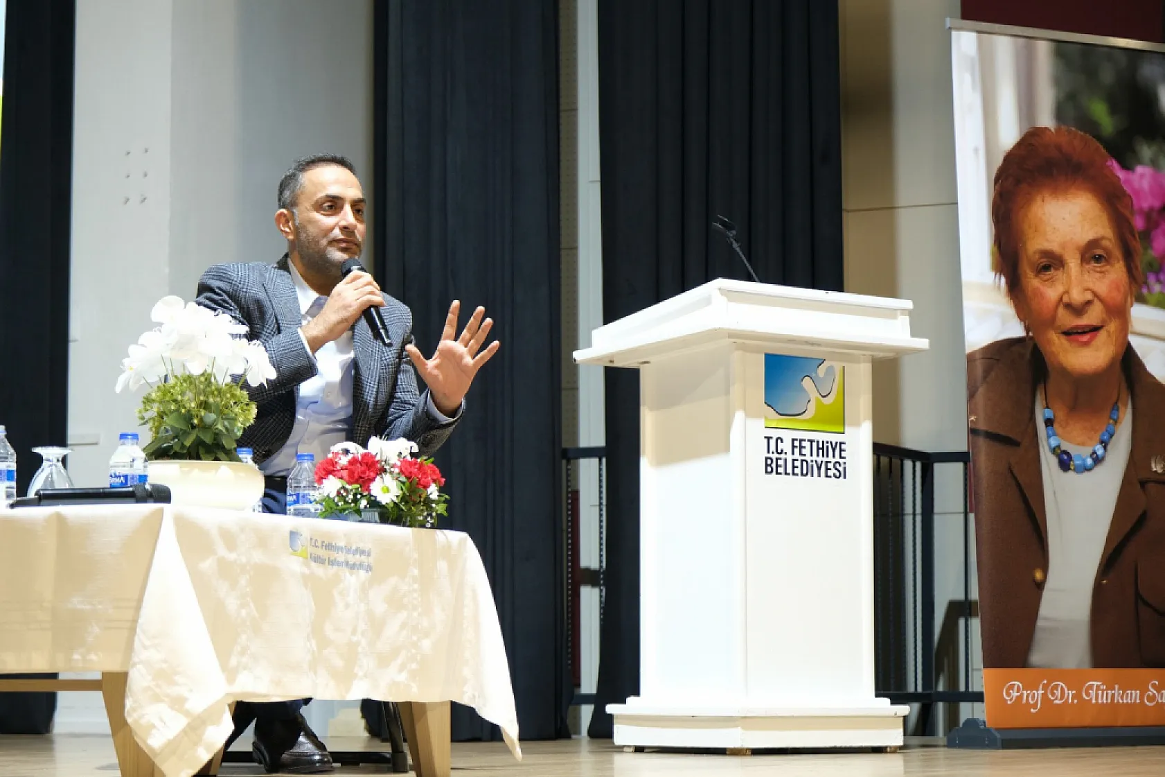 Fethiye'de 'Eğitimde Güncel Sorunlar' konferansına yoğun ilgi