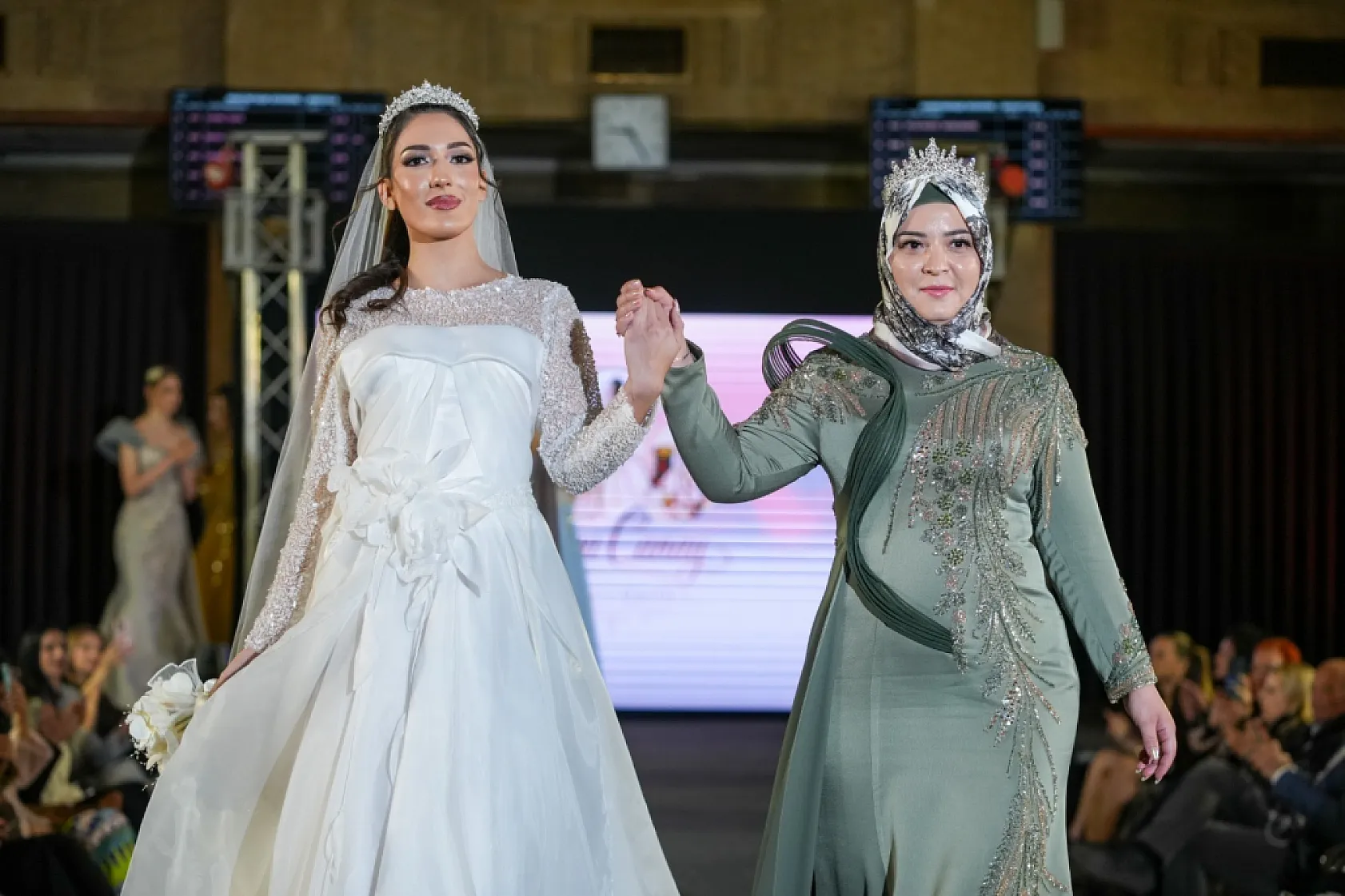 Bulgaristan podyumlarında Yalova imzası: Büşra Canay'dan göz kamaştıran koleksiyon