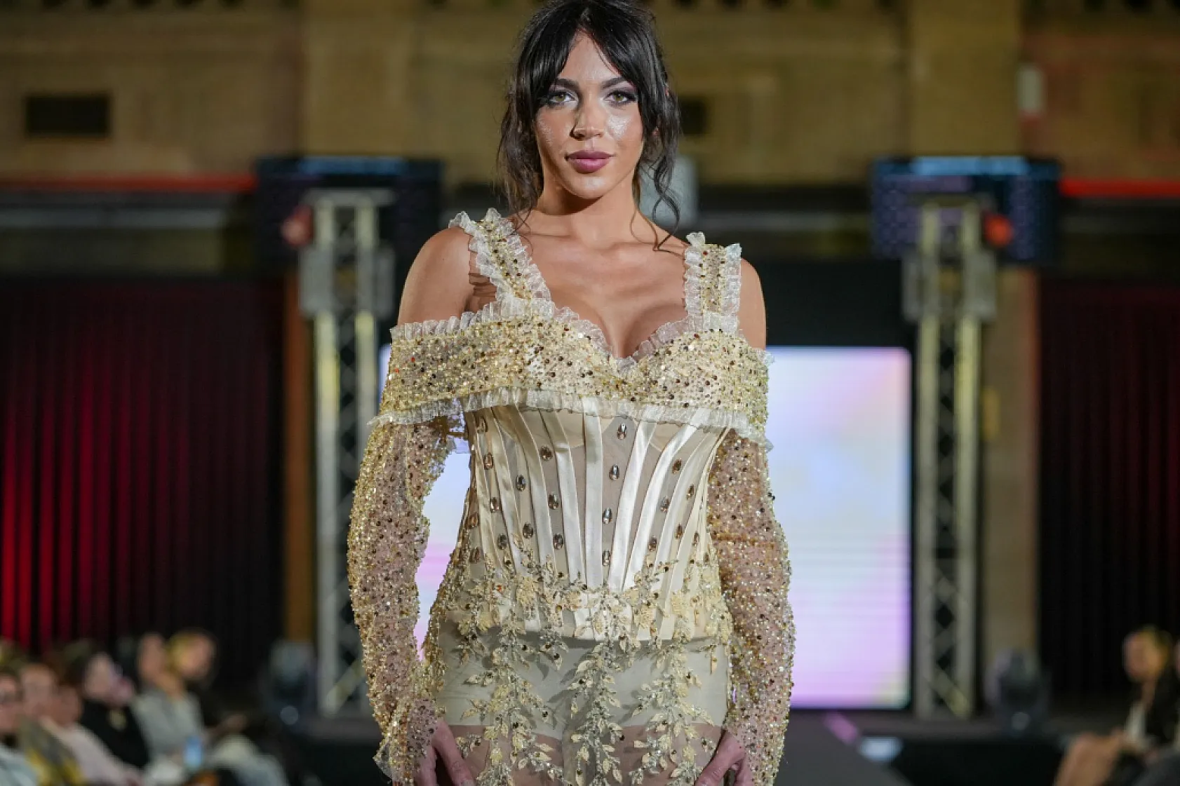 Bulgaristan podyumlarında Yalova imzası: Büşra Canay'dan göz kamaştıran koleksiyon