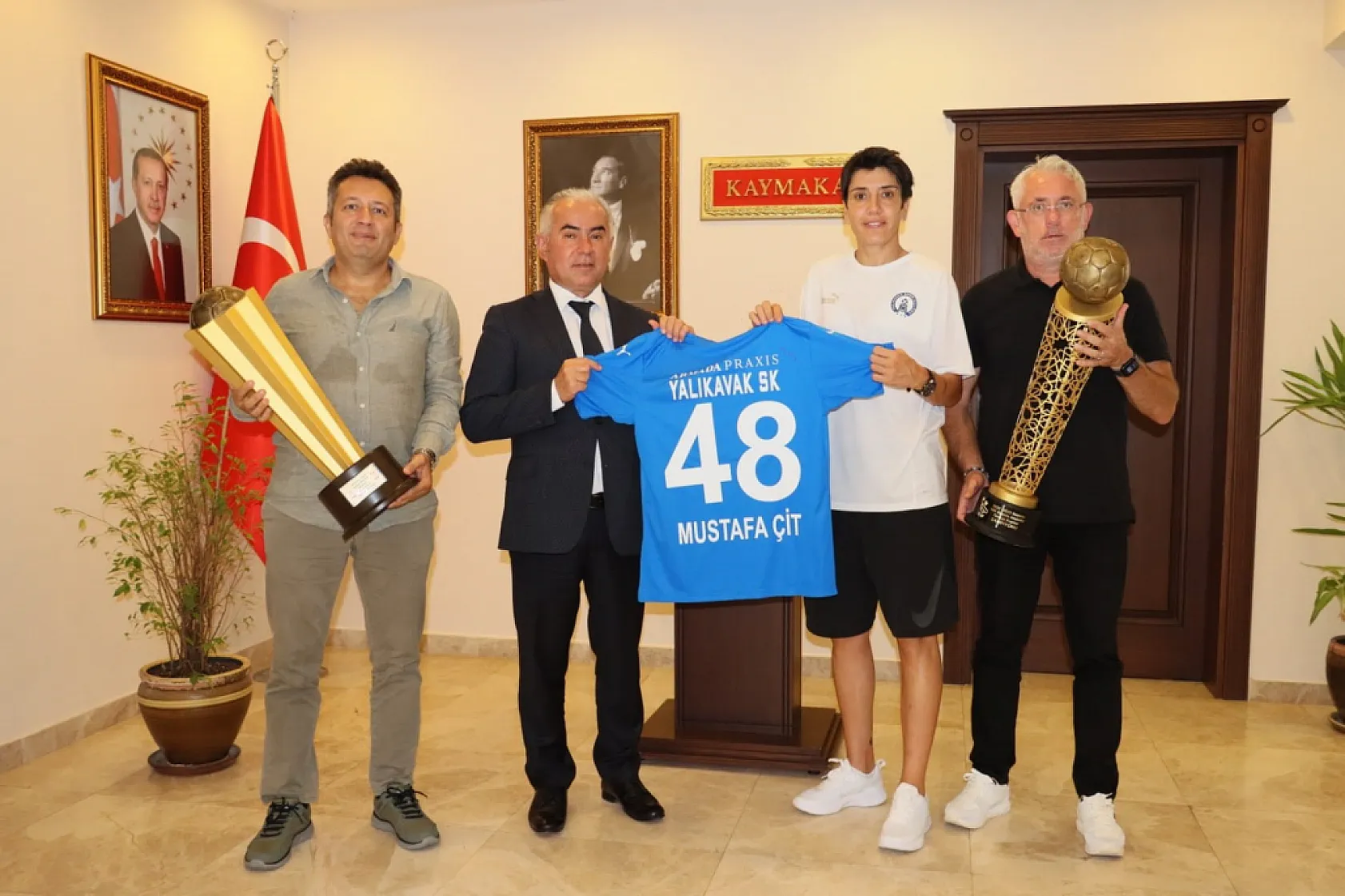 Hentbolcular Kaymakam ve Belediye Başkanı ile Buluştu