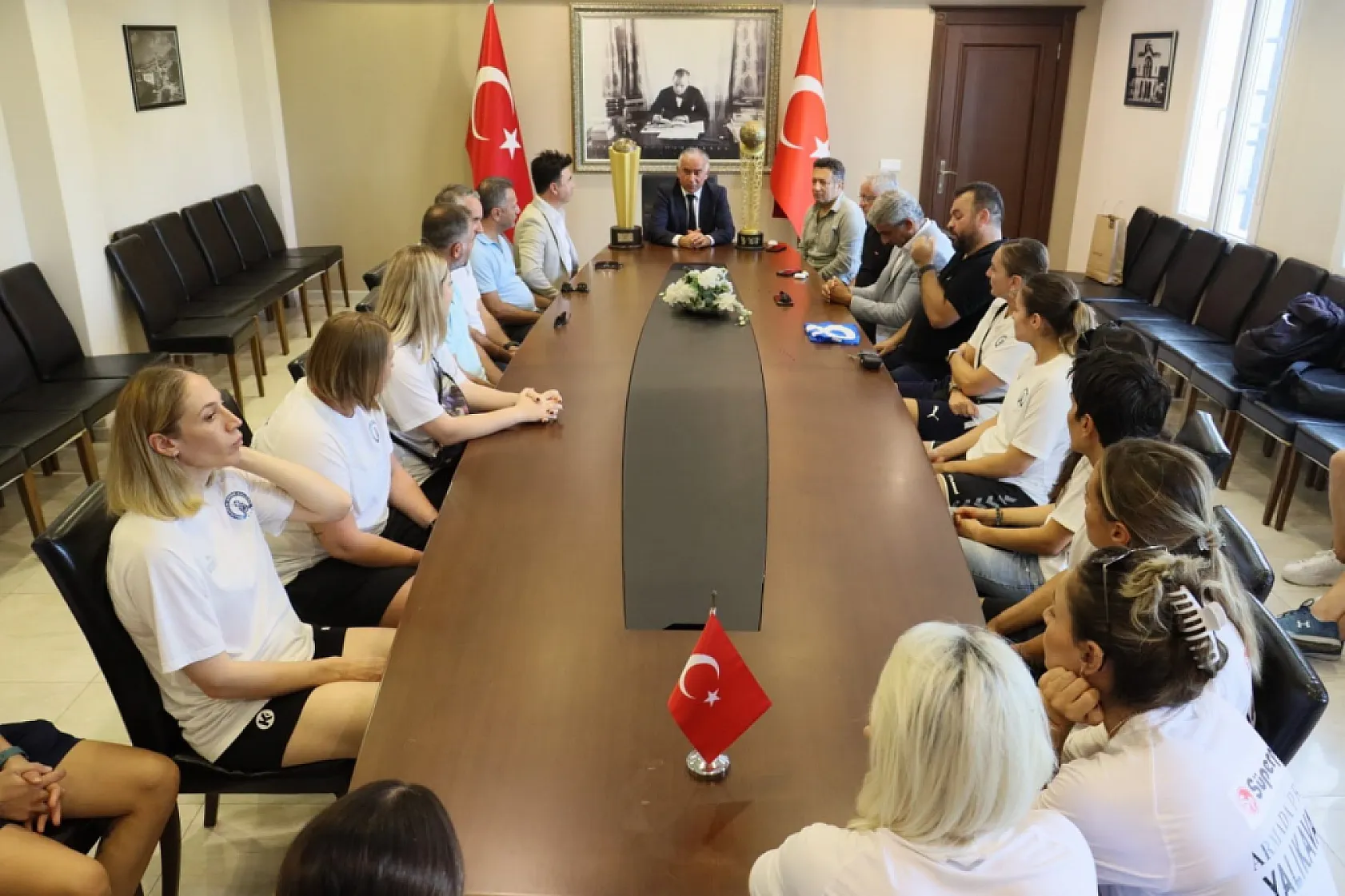 Hentbolcular Kaymakam ve Belediye Başkanı ile Buluştu