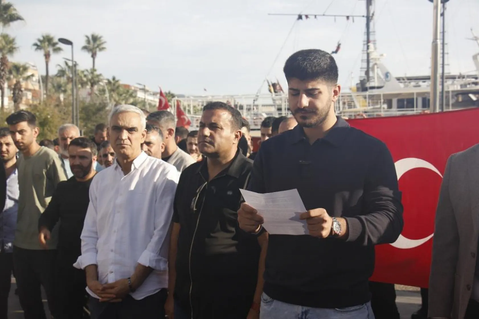 Marmaris kapalı çarşı esnafı, kapalı çarşının üstünün açılmaması için eylem yaptı