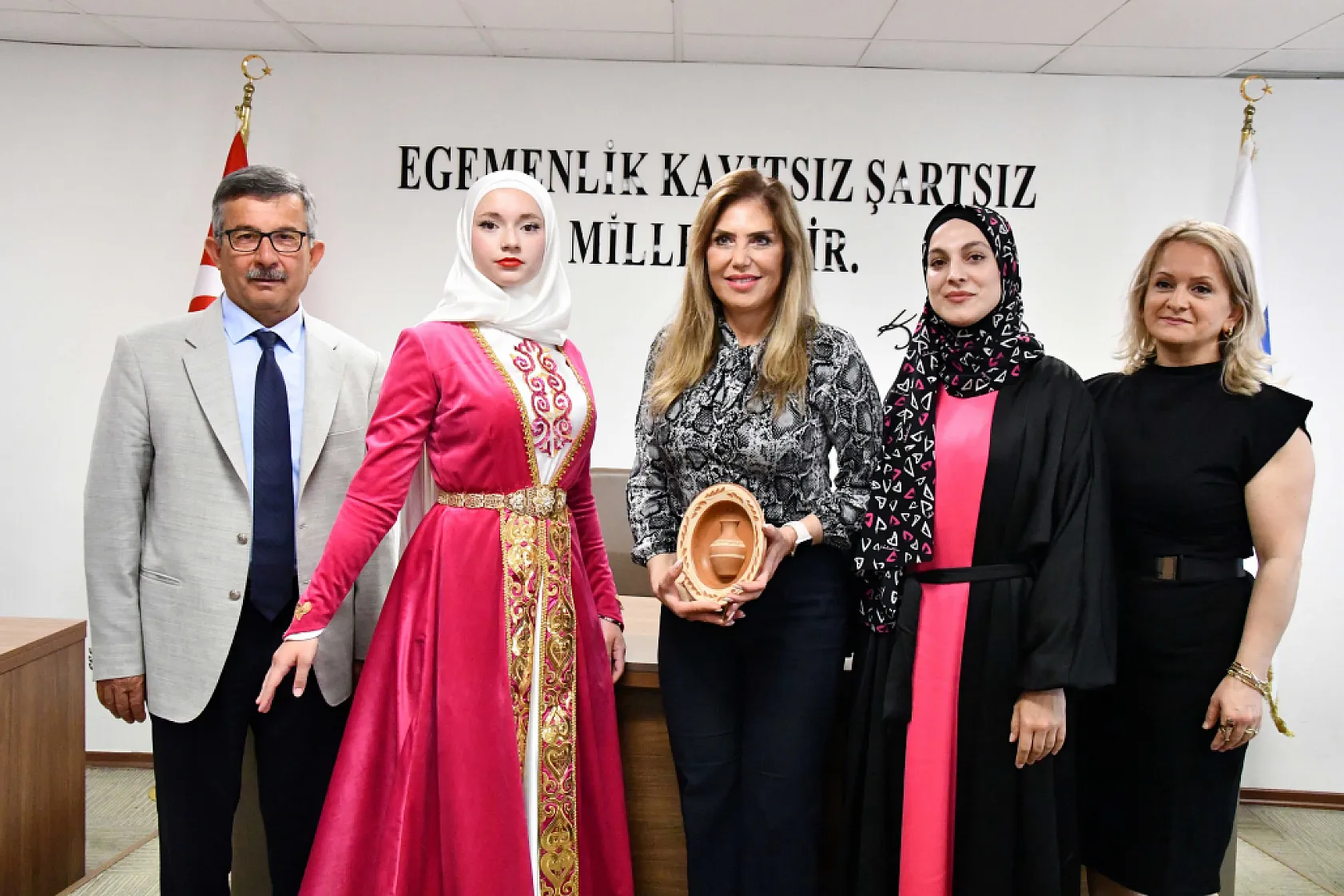 Farklı ülkelerden gelen dansçılar Fethiye Belediyesi'ni ziyaret etti