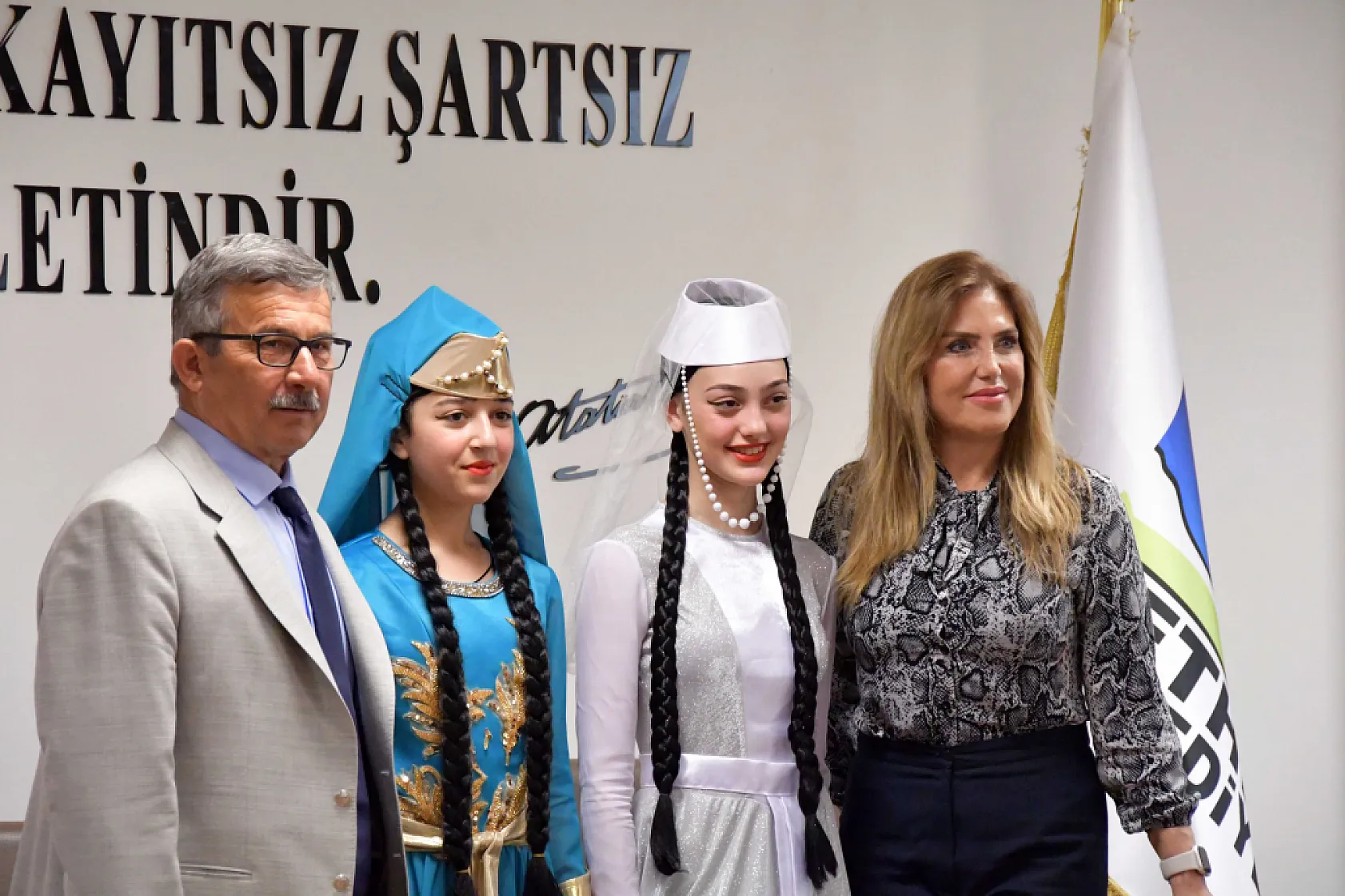 Farklı ülkelerden gelen dansçılar Fethiye Belediyesi'ni ziyaret etti