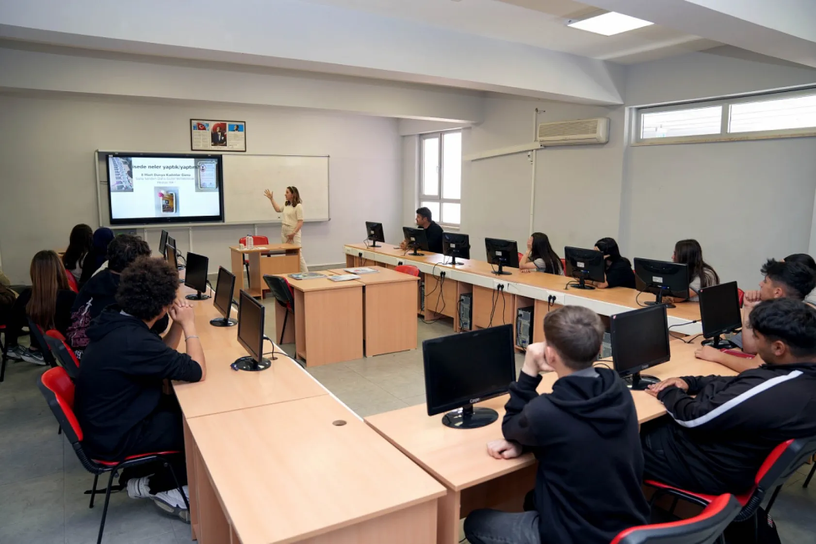 Meslek Tanıtım Günleri'nde akademisyen, uzman ve sektör temsilcileri öğrencilerle buluştu
