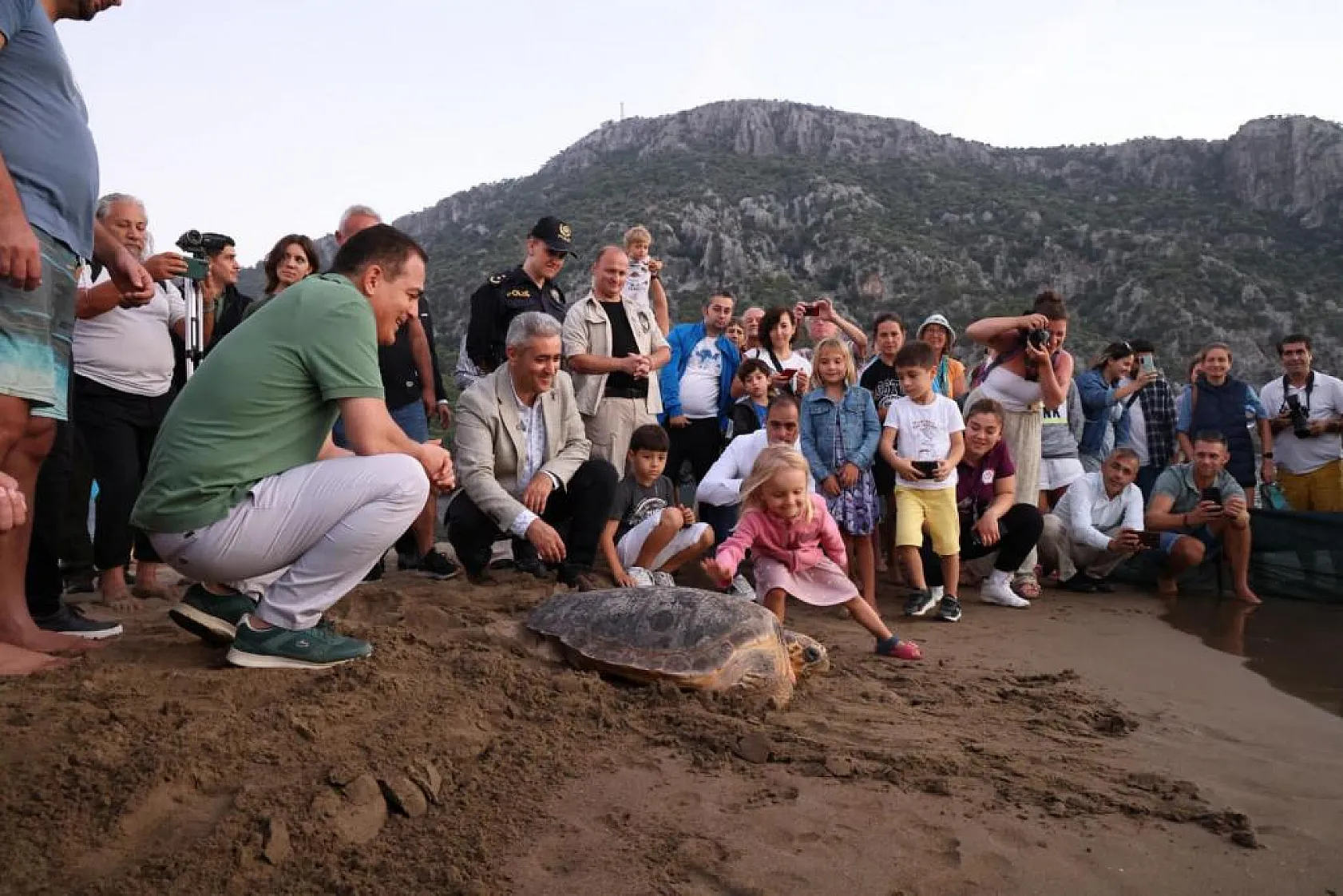 Vali Akbıyık, Deniz Kaplumbağalarını Denize Bıraktı