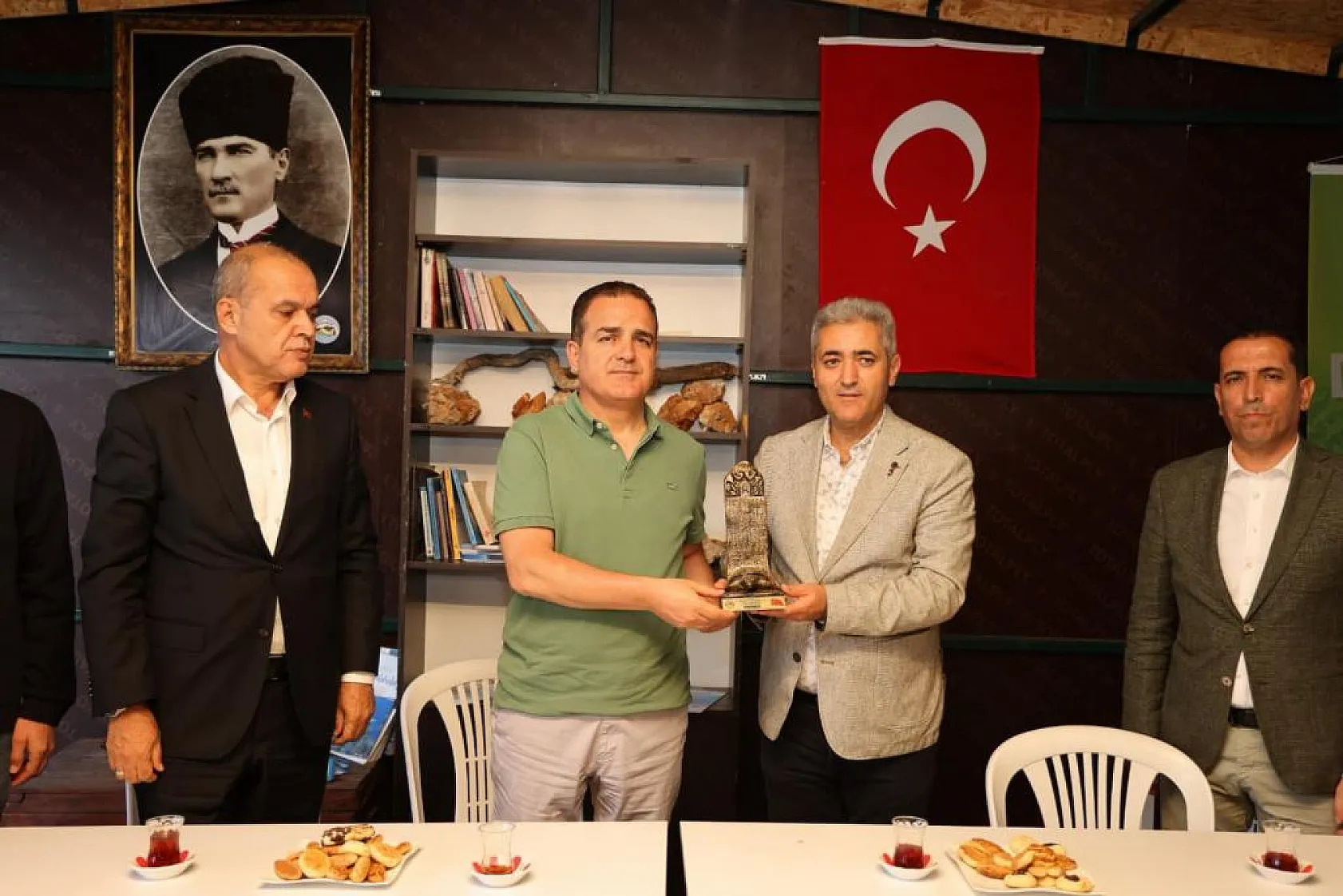 Vali Akbıyık, Deniz Kaplumbağalarını Denize Bıraktı