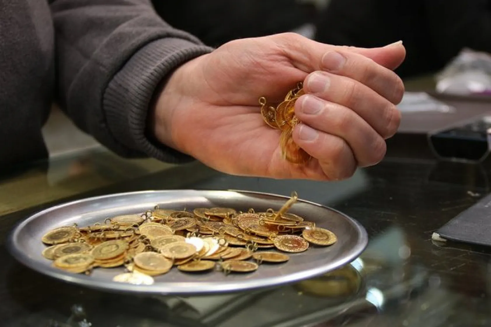 Ons altın kritik eşiği zorladı! 22 Şubat Cumartesi