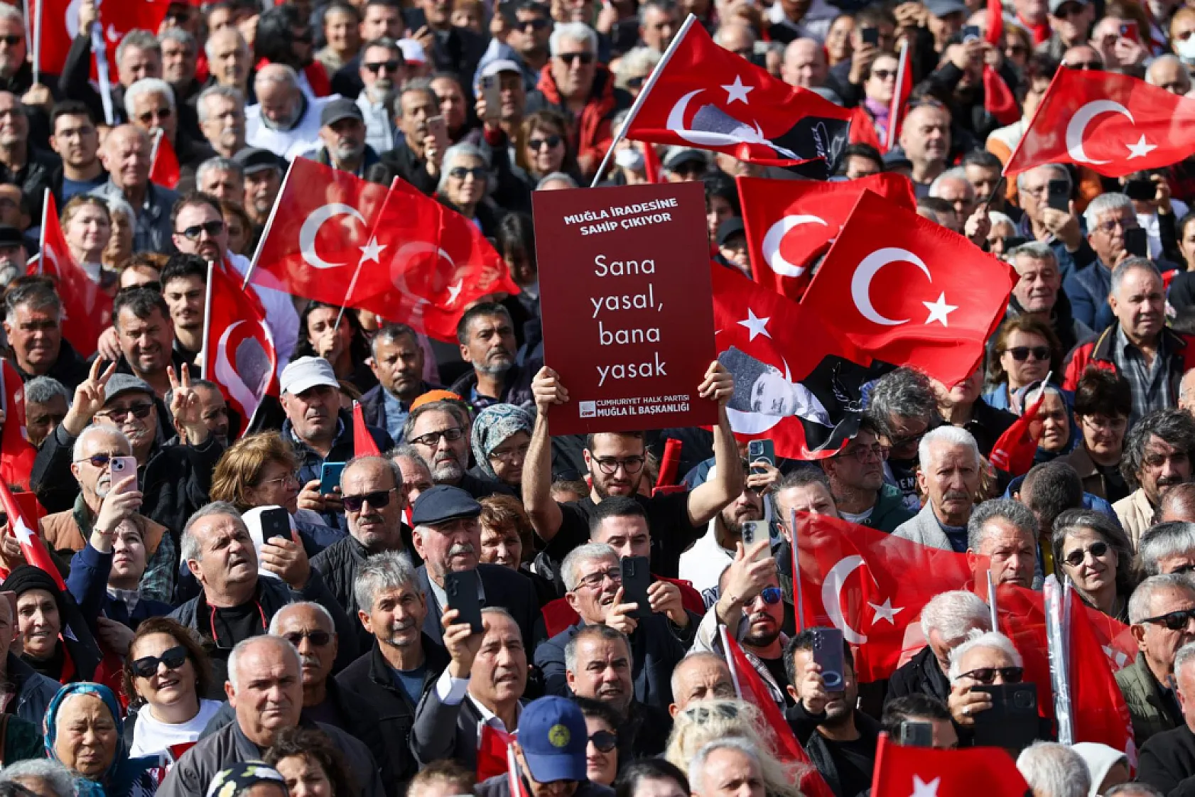 CHP Lideri Özel Muğla'da: 'Muğla'dan kepçeyle alıp çay kaşığıyla vermişler'