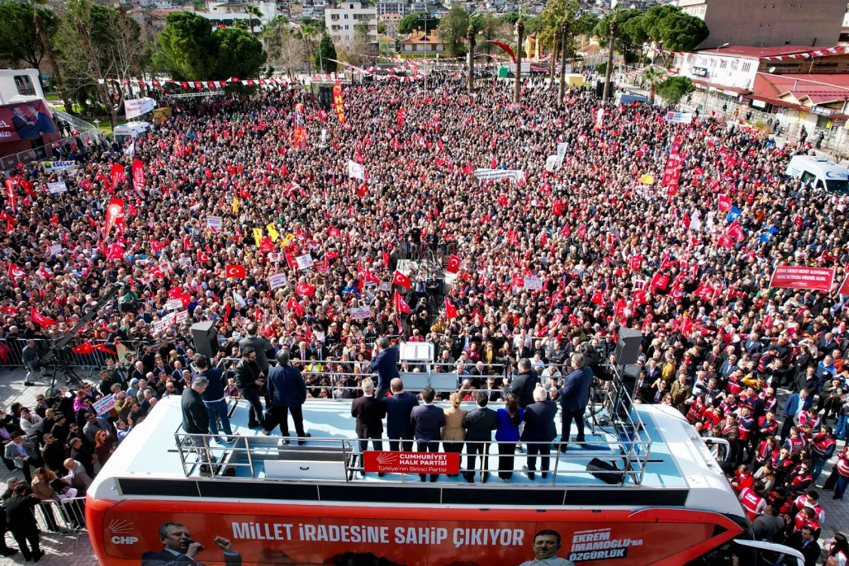 CHP Lideri Özel Muğla'da: 'Muğla'dan kepçeyle alıp çay kaşığıyla vermişler'