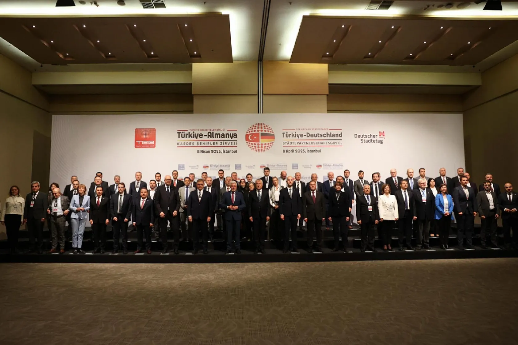 Başkan Aras, Türkiye-Almanya Kardeş Şehirler Zirvesi'ne Katıldı