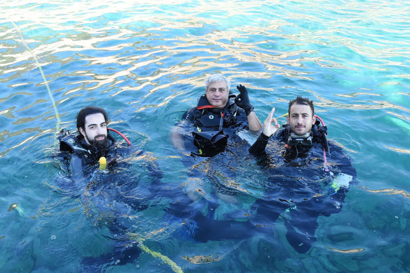 Bodrum'da, kadına şiddete karşı farkındalık için su altında pankart açıldı