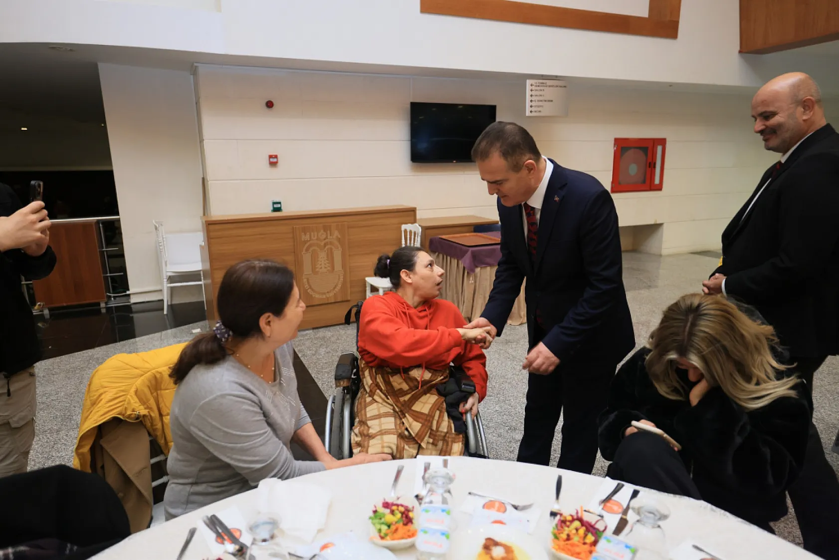 Muğla Valisi Akbıyık, engelli bireyler ve aileleri ile iftarda buluştu
