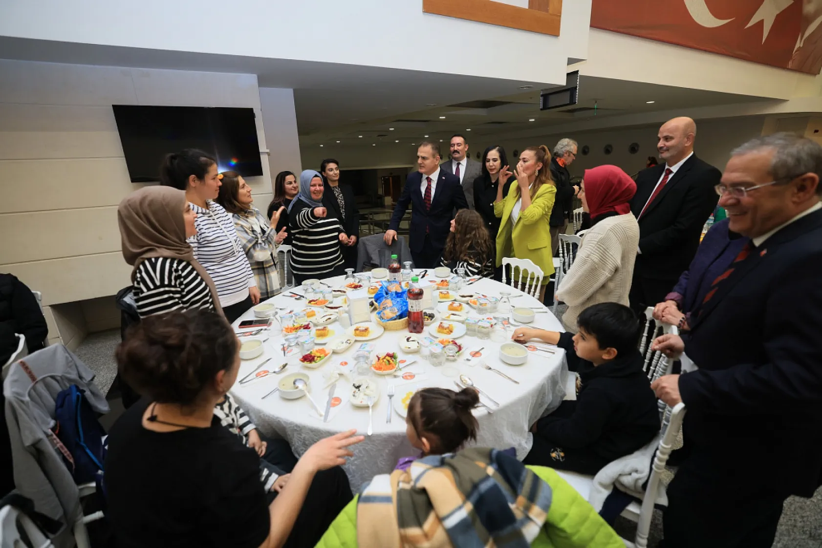 Muğla Valisi Akbıyık, engelli bireyler ve aileleri ile iftarda buluştu