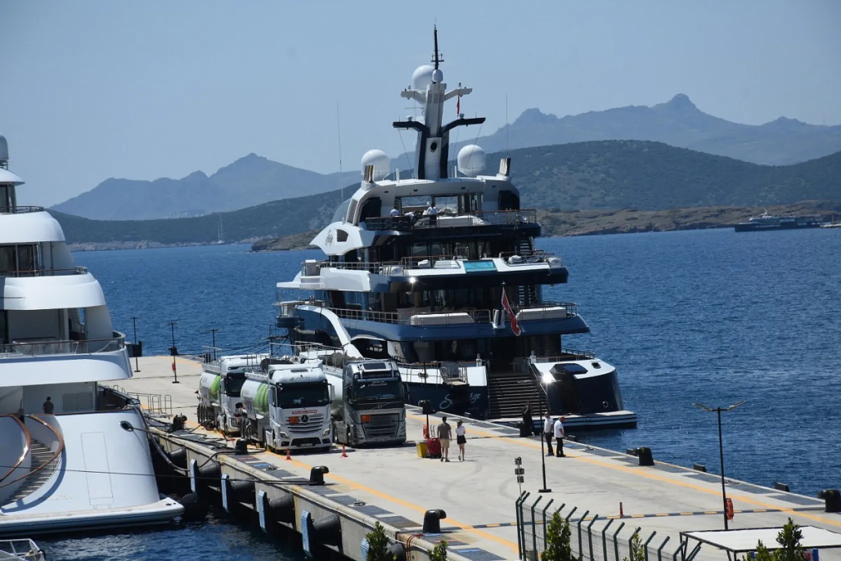 Bodrum'a gelen mega yatlara yakıt ikmali yapıldı