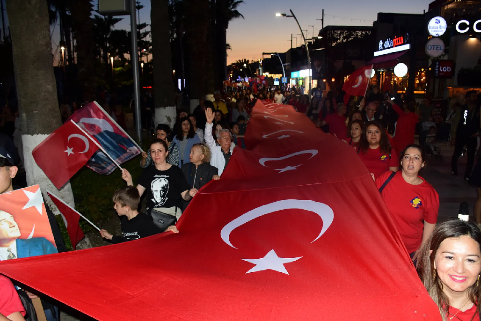 Bodrum'da 19 Mayıs etkinlikleri kapsamında fener alayı düzenlendi