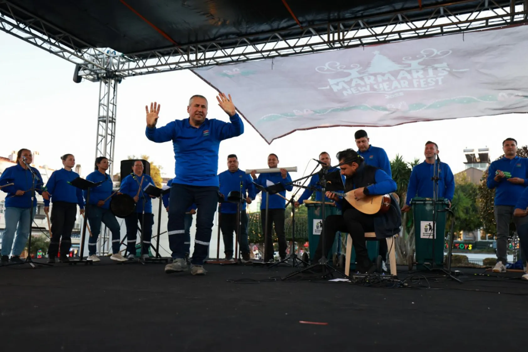 Sıfır atığa dikkati çekmek için çöpten topladıkları atıklardan enstrüman yapıp konser verdiler