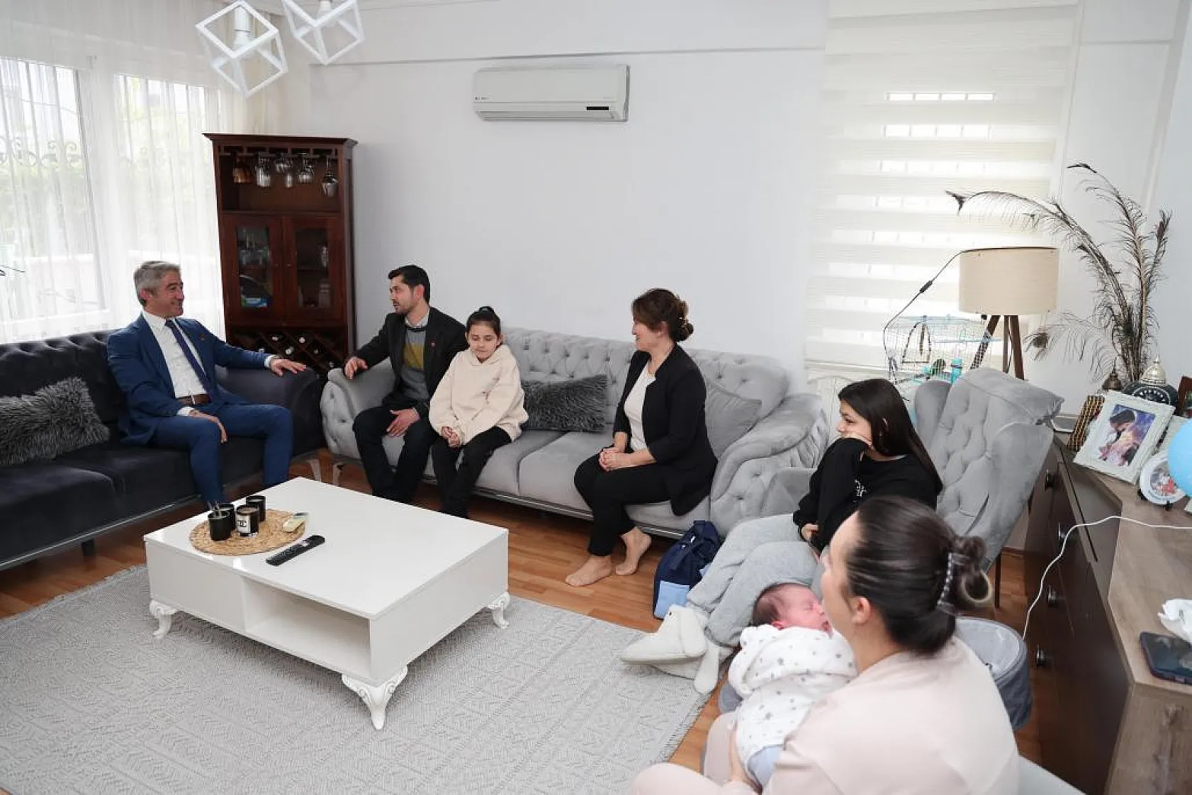 Başkan Oktay, Baba Olan Muhtarın Sevincine Ortak Oldu